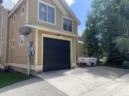 Mountain Retreat EVSE, Fireplace, Hot Tub, Sonos Theater, 75 55" TV, Free Bus