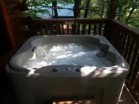 Real Log Cabin 2 Bedroom, 2 Full Bath, Full Kitchen Close To All Attractions.