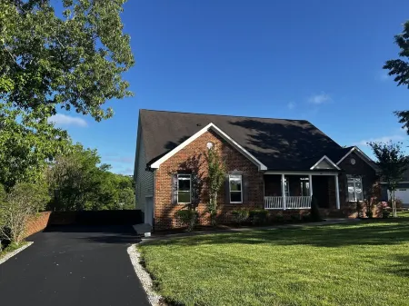 6000sf Luxury Home on Main Lake Cove – minutes off I-85