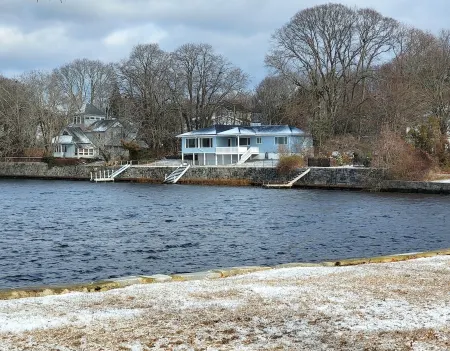 OASIS @ OCEAN BEACH PARK: 6 QUEEN BEDS