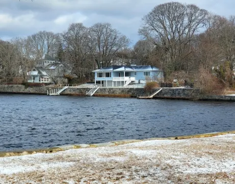 OASIS @ OCEAN BEACH PARK: 6 QUEEN BEDS