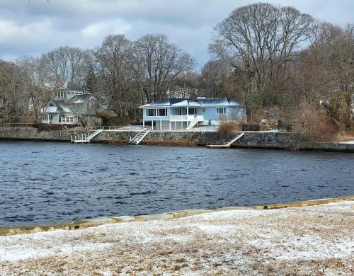 OASIS @ OCEAN BEACH PARK: 6 QUEEN BEDS