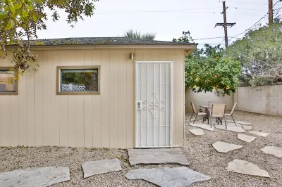 Newly Renovated Casita in Mesa, King-Sized Bed and Lightening Fast WiFi 鄰近Benedictine University Mesa的酒店