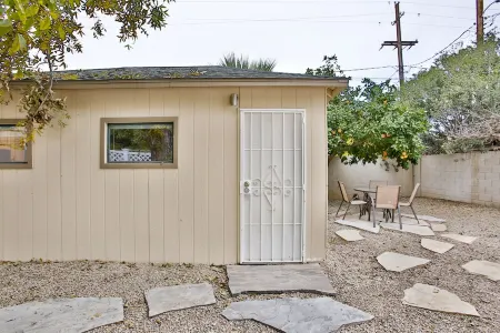 Newly Renovated Casita in Mesa, King-Sized Bed and Lightening Fast WiFi Отели в г. Меса