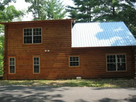Beautiful real log cabin - hot tub, pool table, great view, WI-FI Internet