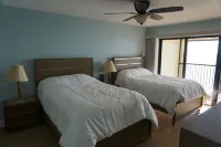 One Bedroom Penthouse Condo on the Beach at Ocean Sands Các khách sạn gần Landing Company