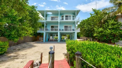 Key Largo Waterfront Paradise Hotels near Dolphins Plus Marine Mammal Responder