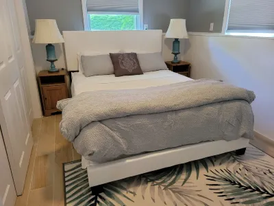 Charming Split-Level House with heated pool, hot tub & a brand-new septic system Hôtels à proximité de : Cooper's Beach