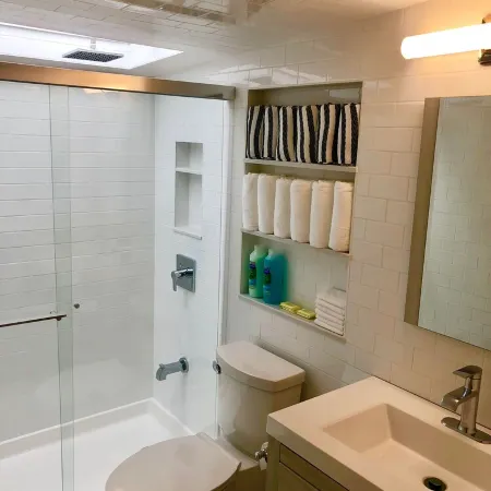 Renovated Cozy Chic North Fork Cottage, steps away from the Beach & Wine Trail!! Отели в г. Риверхед