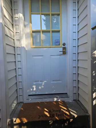 Nestled in the charming University Place, our cozy house is a perfect retreat! Отели в г. Юниверсити Плейс