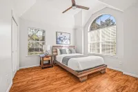 Discover Daphne's mystery cottage: Golf Course, Yacht Club, pool retreat! - 2-Star