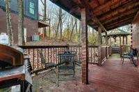 Cozy Cabin w/ 2 King Beds, Fireplace, Hot Tub, Foosball, Arcade and BBQ! - ชาเลต์