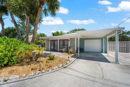 Beautiful Nokomis Beach Cottage. Walk to Beach w/Tranquil & Private Patio Отели рядом с достопримечательностью «Venice Myakka River Park»