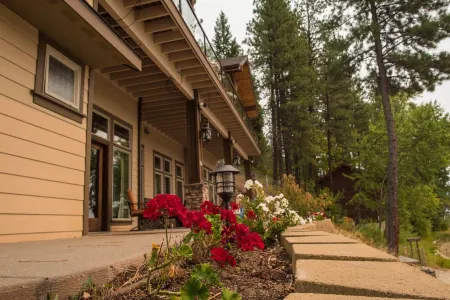Private lake house on Deer Lake