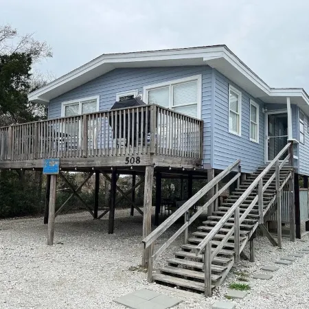 Quiet beach house steps away from the ocean with private pier to view the marsh.