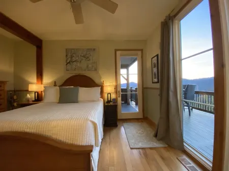 3 Suites with Privacy and Great Mountain Views and Hot Tub Отели рядом с достопримечательностью «Charles D Owen Park»