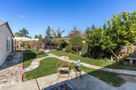 VICTORIAN PARADISE WITH INTELLIBED BED IN DOWNTOWN CAMPBELL Отели рядом с достопримечательностью «Лос Гатос Крик Трейл»