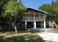 Adorable beach home in North Litchfield!!! Hotels in Pawleys Island
