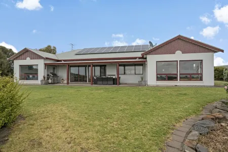 Sea Breeze - Spacious home with lovely ocean views Отели рядом с достопримечательностью «Horseshoe Bay»