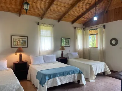 Kakao Lodge & Garden Río Celeste فنادق في Katira