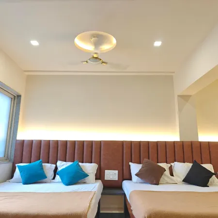 Central Lodge Отели в г. Колхапур
