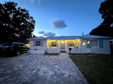 New- House in Gorgeous Melbourne Downtown on Main Street. Отели в г. Мельбурн