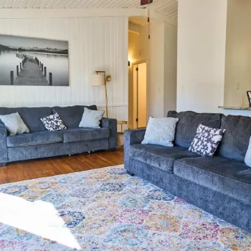 Bright & Comfy ~ 5 star Location~ Large Deck Oasis