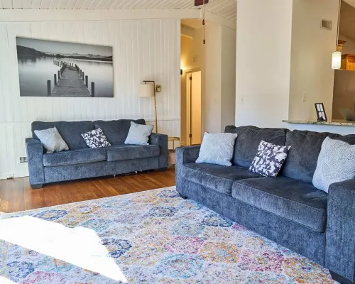 Bright & Comfy ~ 5 star Location~ Large Deck Oasis Hotels in Brookhaven
