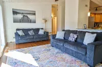 Bright & Comfy ~ 5 star Location~ Large Deck Oasis