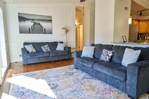 Bright & Comfy ~ 5 star Location~ Large Deck Oasis