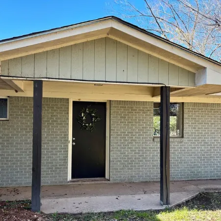 Sleeps 10. Bayou Front Home close to ULM, Sports Complexes, Airport and I-20.