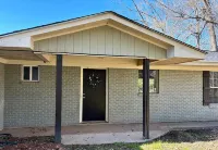 Sleeps 10. Bayou Front Home close to ULM, Sports Complexes, Airport and I-20.
