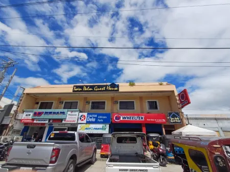 Twin Palm Guesthouse Отели в г. Давао дель Норте