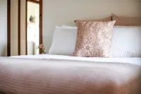 Stylish home to accommodate everyone. Only minutes away from town centre. Hotel dekat Twilight Beach