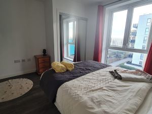 Riverside Apt- Sleeps 4 Parking & Transport Links