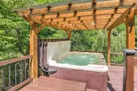 Serene Mountain Getaway w/Hot Tub,Pool:25 min to Asheville