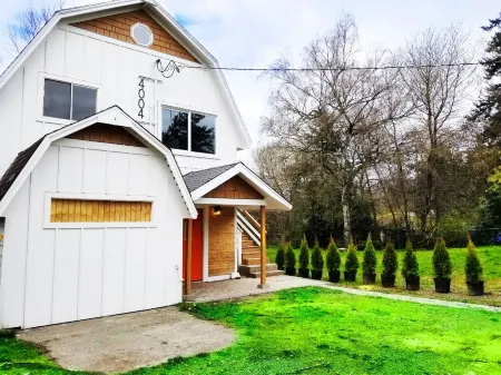 Seattle's Luxe Retreat w/ hot tub, sauna, SPA bath