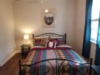 Cozy Country Home 4 Blocks From the Lake