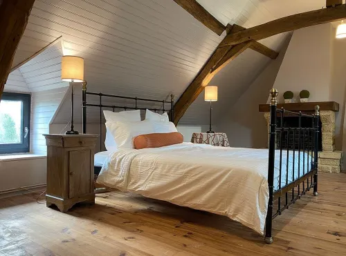 Stylish farmhouse with pool, sleeps 8-10 Hotels in Verneuil-sur-Indre