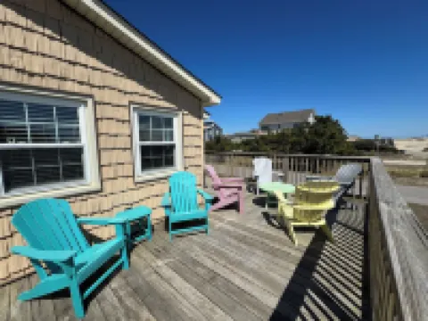 Delightful Oceanside Home Steps to Tranquil Beach: Soak up the Sun and Seabreeze