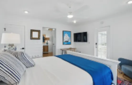 Location!!! A One Bedroom Cottage, 2 Blocks from Gulf, and Old Naples.