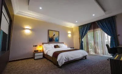 Tavern Luxury Hotel and Suites Ltd Hotels near Tahir Plaza