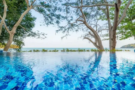 Koh Sirey Beachfront Pool Villa Отели рядом с достопримечательностью «Old Phuket Town»
