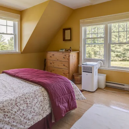 North House - Lovely Lac-Brome 3 Bedroom Lakefront Cottage