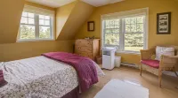North House - Lovely Lac-Brome 3 Bedroom Lakefront Cottage