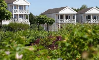 Detached Well-Kept Villa with Garden, Near the Beach