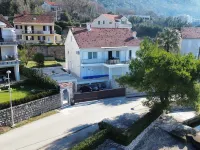 Waterfront Apartment Petrovina Hoteles en Dobrota