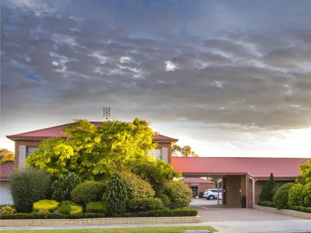 Colonial Motor Inn Bairnsdale Golden Chain Property Отели рядом с достопримечательностью «St Mary's Catholic Church»