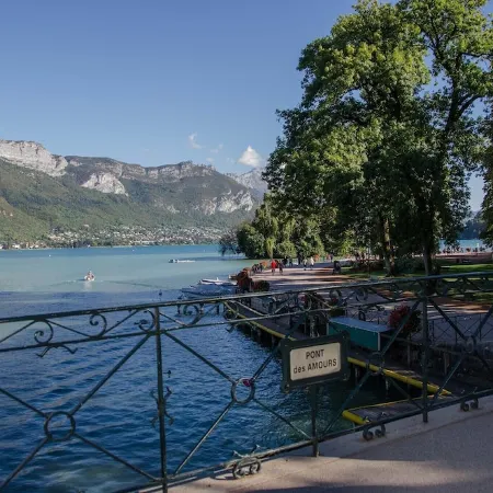 In the heart of the old town, quiet loft with pretty sunny terrace
