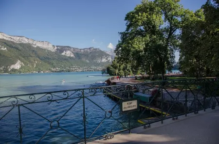 In the heart of the old town, quiet loft with pretty sunny terrace Отели рядом с достопримечательностью «Notre-Dame de Liesse»